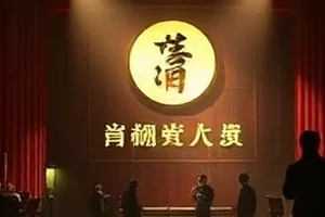 《南方小城记事》封面，雨后青石板路与临街老铺