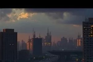 《雾城来信》封面，雾气笼罩的旧车站与一叠未署名信件