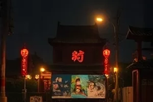 《长夜书店》封面，凌晨亮着暖灯的旧书店门面