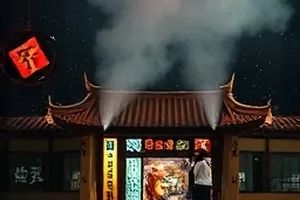 《风起海岸线》封面，海边木屋与奔跑的年轻人
